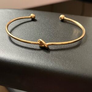 Elegant Gold Knot Bracelet